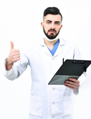 Cerrahi maskeli doktor beyaz arka planda izole edilmiş.