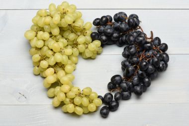 Kalp şeklinde beyaz ve siyah üzüm