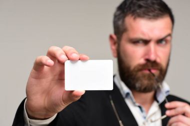 Kalın sakallı Klasik takım elbiseli adam beyaz kartta bulunur