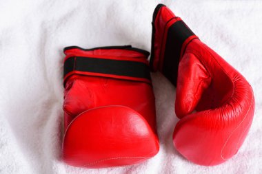 Çift kırmızı renkli, geleneksel tarzı boks için eldivenler