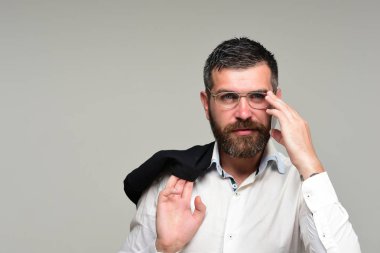 Sakallı adam gözlük ve kart tutar. Başarı ve iş