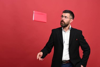 Başarı, iş ve bilgi kavramı. İşadamı merak yüz