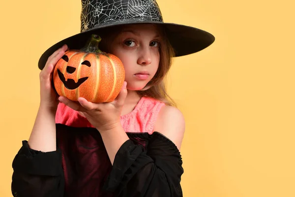 Halloween en kostuumfeest concept. Kind met zwarte heksenhoed — Stockfoto