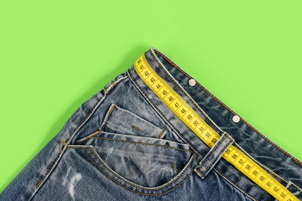 Parte superior de calças jeans isoladas em fundo verde — Fotografia de Stock
