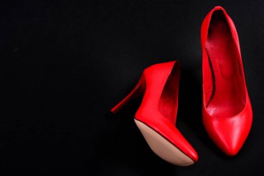 Moda ve güzellik kavramı: siyah arka plan üzerine aksesuarlar