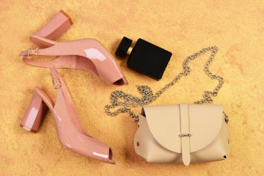 Moda ve güzellik kavramı. Pembe ayakkabı, bej çanta çifti