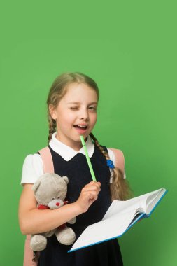 Çalış ve okul konseptine dön. Örgü ören kız göz kırpıyor