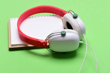 Kulaklık müzik ve boş sayfa. Modern ve şık kulaklıklar