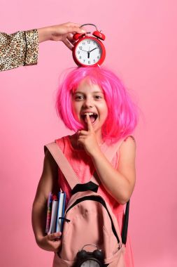 Başında kırmızı alarm olan okul üniformalı bir öğrenci.