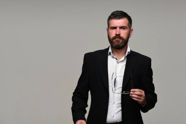 Gözlük, kopya alanı ile iş adamı. İş ve başarı kavramı