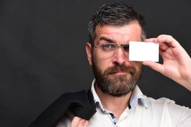 Sakallı adam beyaz kartta bulunur. İşadamı sürpriz yüz