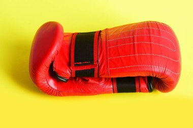 Çifti çarpıcı boks için eldivenler kırmızı renk