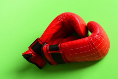 Parlak yeşil arka plan üzerinde izole Spor donatımı. Boks eldivenleri