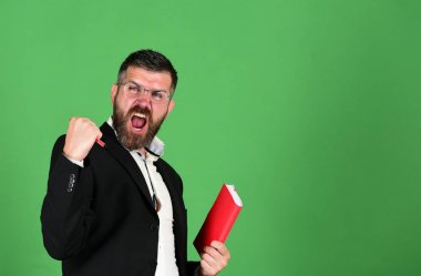 Sakal ve kitap olan adam. Kırmızı renkte ders kitabı