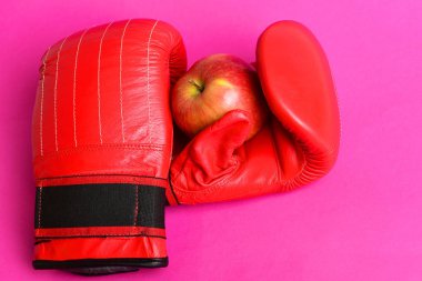 Knock out ve sağlıklı beslenme kavramı. Boks sportswe çifti