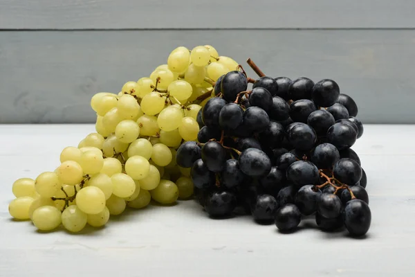 Свежий и вкусный летний фруктовый состав: гроздья винограда — стоковое фото