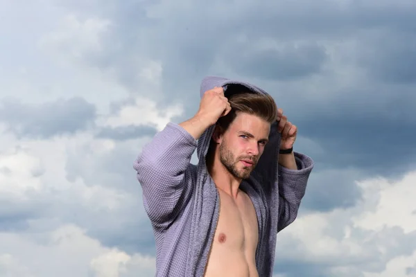 Sexy junger Macho am Himmel. — Stockfoto