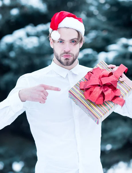 Bonito santa homem com presente caixa no inverno ao ar livre — Fotografia de Stock