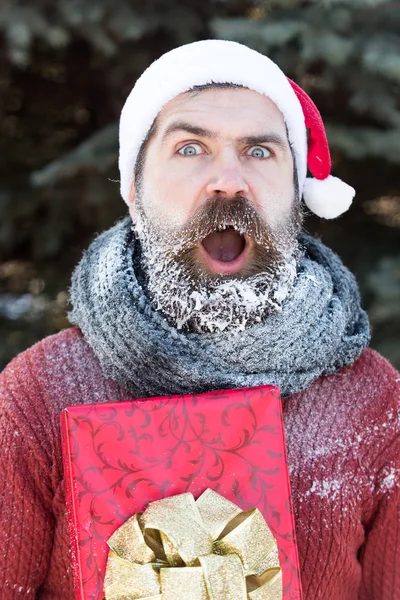 Красивый Санта-человек с подарком — стоковое фото