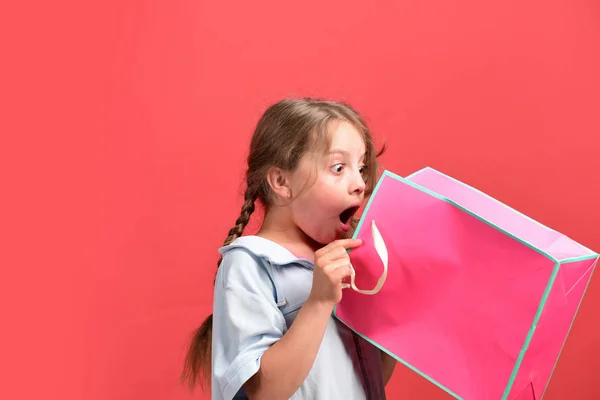 Móda a shopaholism koncept. Dívka drží růžový nákupní taška — Stock fotografie