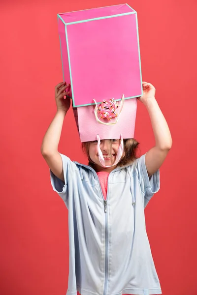 Kid with happy face expression and messy hairdo does shopping — Stock Photo, Image