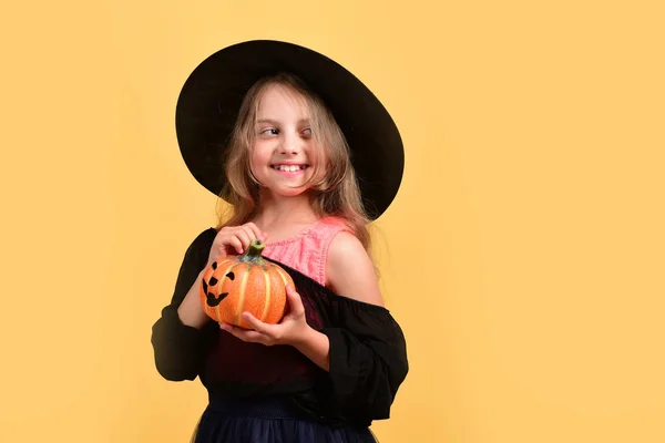 Concept voor Halloween en herfst vakantie. Meisje met gesneden oranje pompoen — Stockfoto