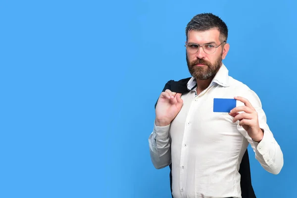 Człowieka z brodą, w białej koszuli posiada niebieski wizytówki — Zdjęcie stockowe
