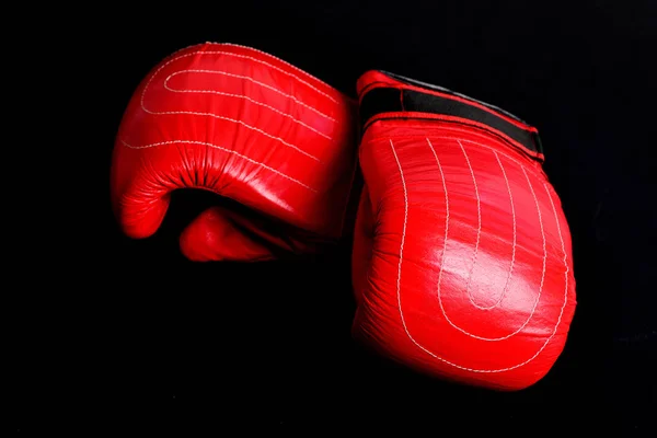 Pareja de manoplas de cuero rojo para el boxeo sobre fondo negro —  Fotos de Stock