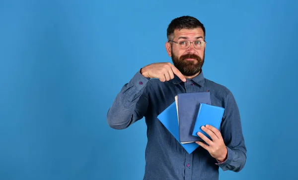 Conoscenza e concetto di studio. Professore con la faccia sorridente — Foto Stock