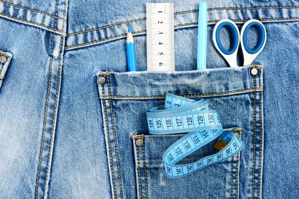 Schneider- und Designkonzept: Schneiderwerkzeuge in Jeans-Gesäßtasche — Stockfoto