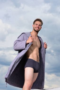 Sabah kavramı. Sakallı çekici adam keyfini sağlıklı sabah.