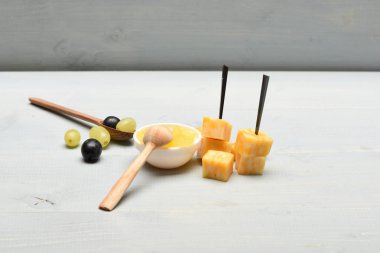 Kompozisyon mermer peynir şişleri, bal ve üzüm, yakın çekim
