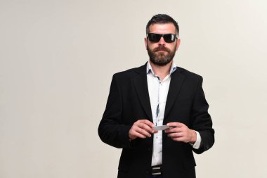 Boş oyun kağıdı, kopya alanı ile iş adamı. Adam ciddi bir yüz ile