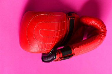 Kadın mücadele ve kırmızı eldiven boks sporu kavramı