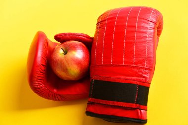 Deri boks spor sulu Kırmızı elma ile çifti