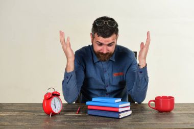 Adam sakal ve gözlük beyaz arka plan üzerinde izole