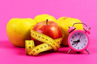 Kırmızı elma sarı elma yakınındaki sarılı ölçmek için bant