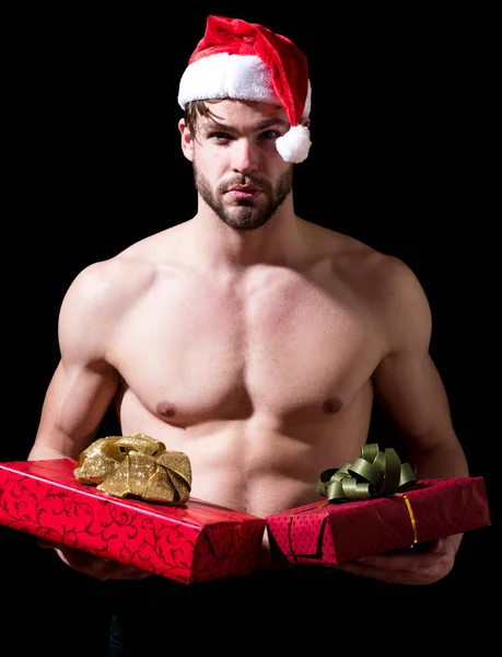 Noel Baba kaslı adam hediye kutularıyla — Stok fotoğraf