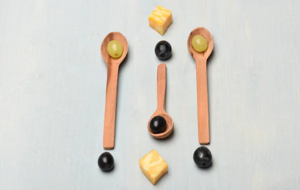 Colheres de madeira com uvas como arte e conceito de comida saudável — Fotografia de Stock