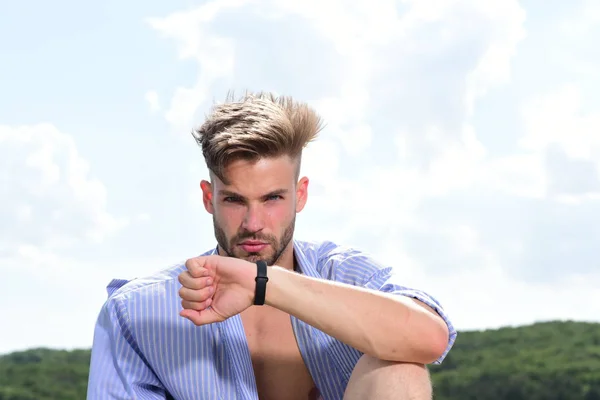 Uomo bello adulto in camicia alla moda . — Foto Stock