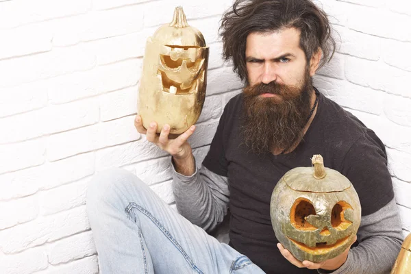 Hipster with golden pumpkins — Stock Photo, Image