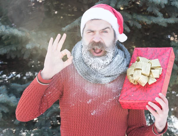 Vrolijke santa man met cadeau — Stockfoto