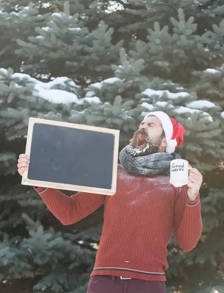 Man santa met blanco schoolbord — Stockfoto