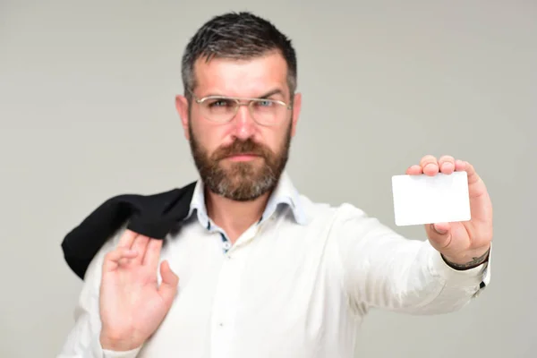 ひげを持つ男は、白のカードを保持します。成功と事業の紹介 — ストック写真