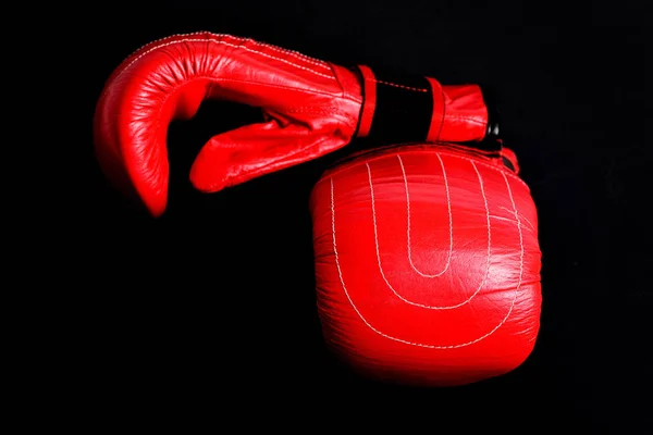 Duas luvas de boxe vermelhas feitas de couro isolado em preto — Fotografia de Stock