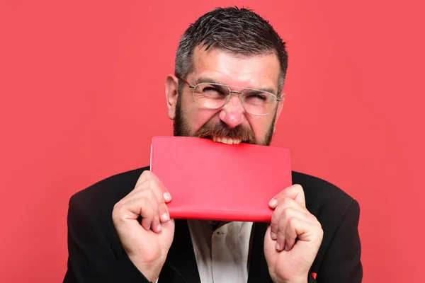 남자 닫힌된 노트북 물기를 잘한다. 바쁜 얼굴 및 안경 사업 — 스톡 사진