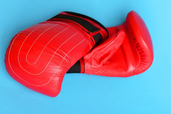 Paar lederen boksen sportkleding. Sportuitrusting geïsoleerd op blauw — Stockfoto