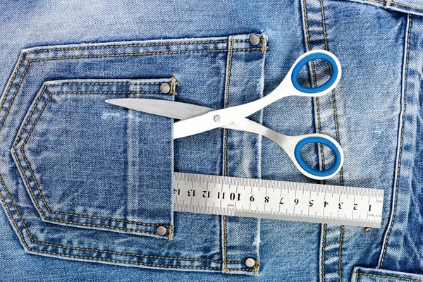 Concepto de sastrería y diseño: tijeras y regla sobre el denim textur — Foto de Stock