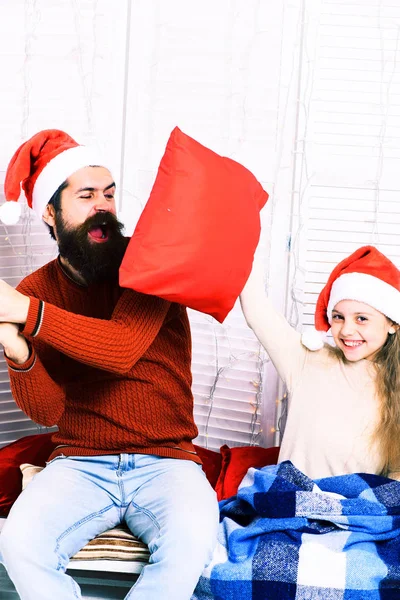 Santa man met blond meisje — Stockfoto