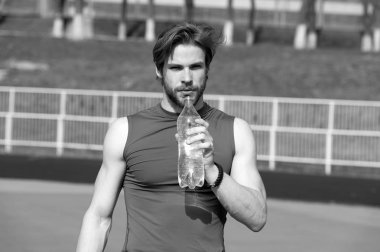 yakışıklı kaslı adam su şişesi tutan